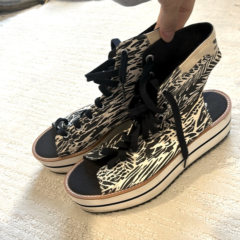 Adidas Classic platform sneaker sandals tropical abstract blue/ ivory size 8.5